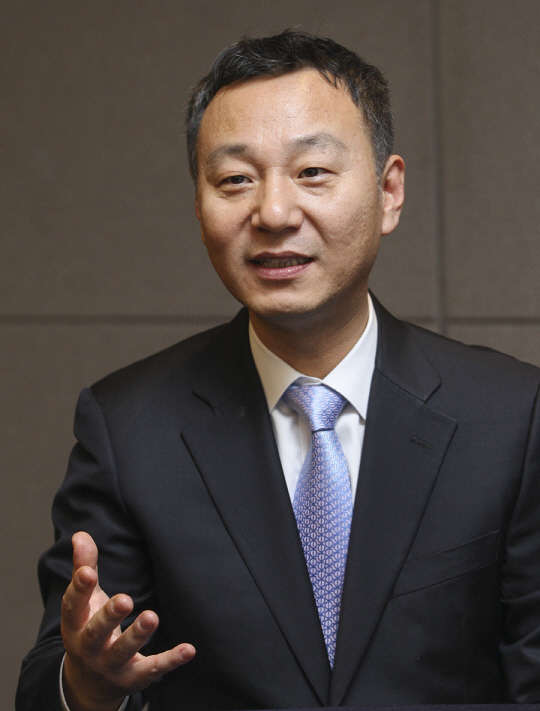 김재욱 리버베드코리아 지사장이 17일 삼성동에서 열린 한국진출 10주년 기자간담회에서 기자와 만나 앞으로 계획에 대해 설명하고 있다. <리버베드코리아 제공>